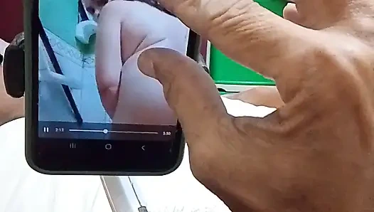 Aku lagi muasin memekku sendiri sambil nonton video mesum untuk istriku, kemarin dia ngirim aku