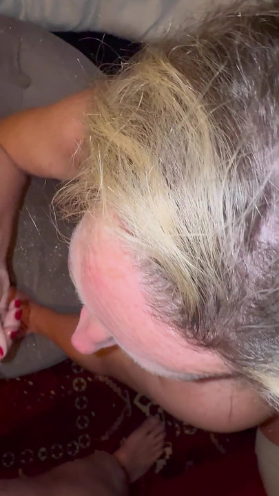 자지를 빨고 장난감으로 후장을 빨아주는 마누라