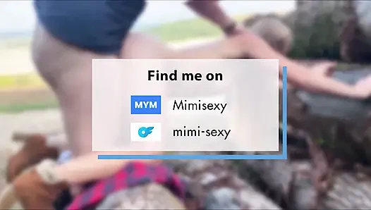 Striptiz yapıyor ve küçük bir Fransız kızı parmaklıyor