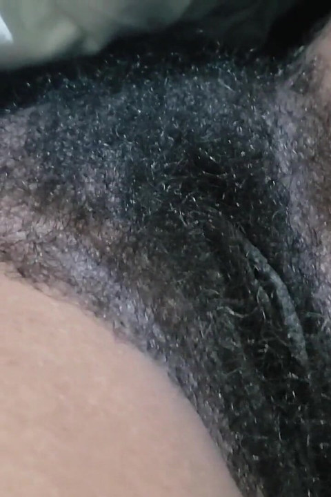 Mlada zvezda za odrasle pokazuje svoju usku pičku u senzualnom i intimnom sceni sa mekom energijom