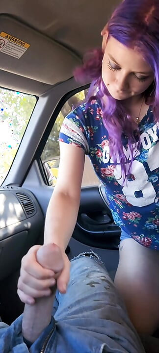 Sexy lilla hårete alt-jente gir fantastisk oralsex i bilen