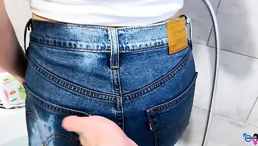 Verheirateter Klempner Fickt Eine Klientin in Der Badewanne Und Reuant Isst Sperma Aus Jeans, Um Beweise Zu Verbergen