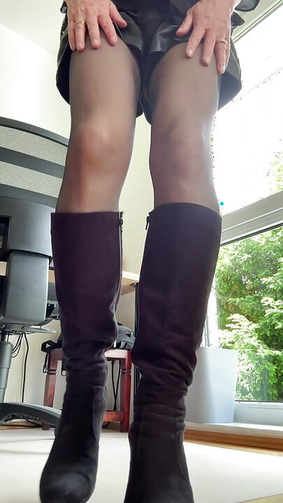 Sissy secretary makes her boss hot