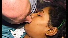 Une superbe MILF indienne suce et baise son jeune étalon