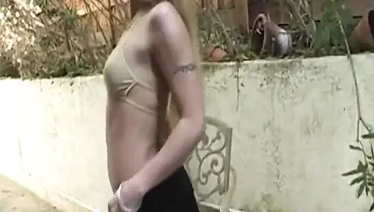 Текущая киска крошки-блондинки пердит в диком хардкоре Romp