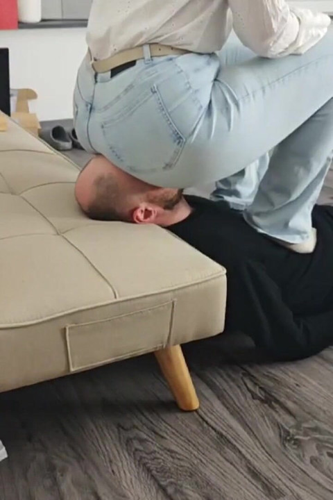 Big Jeans Booty Facesitting - No Escape