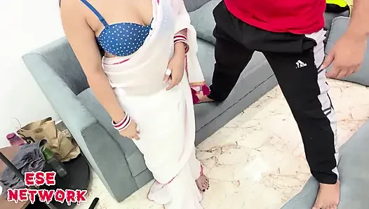Alisha Bhabhi ne Majak Mein Electrician ka Lund Pakad liya aur Phir hui chudam-chudai..