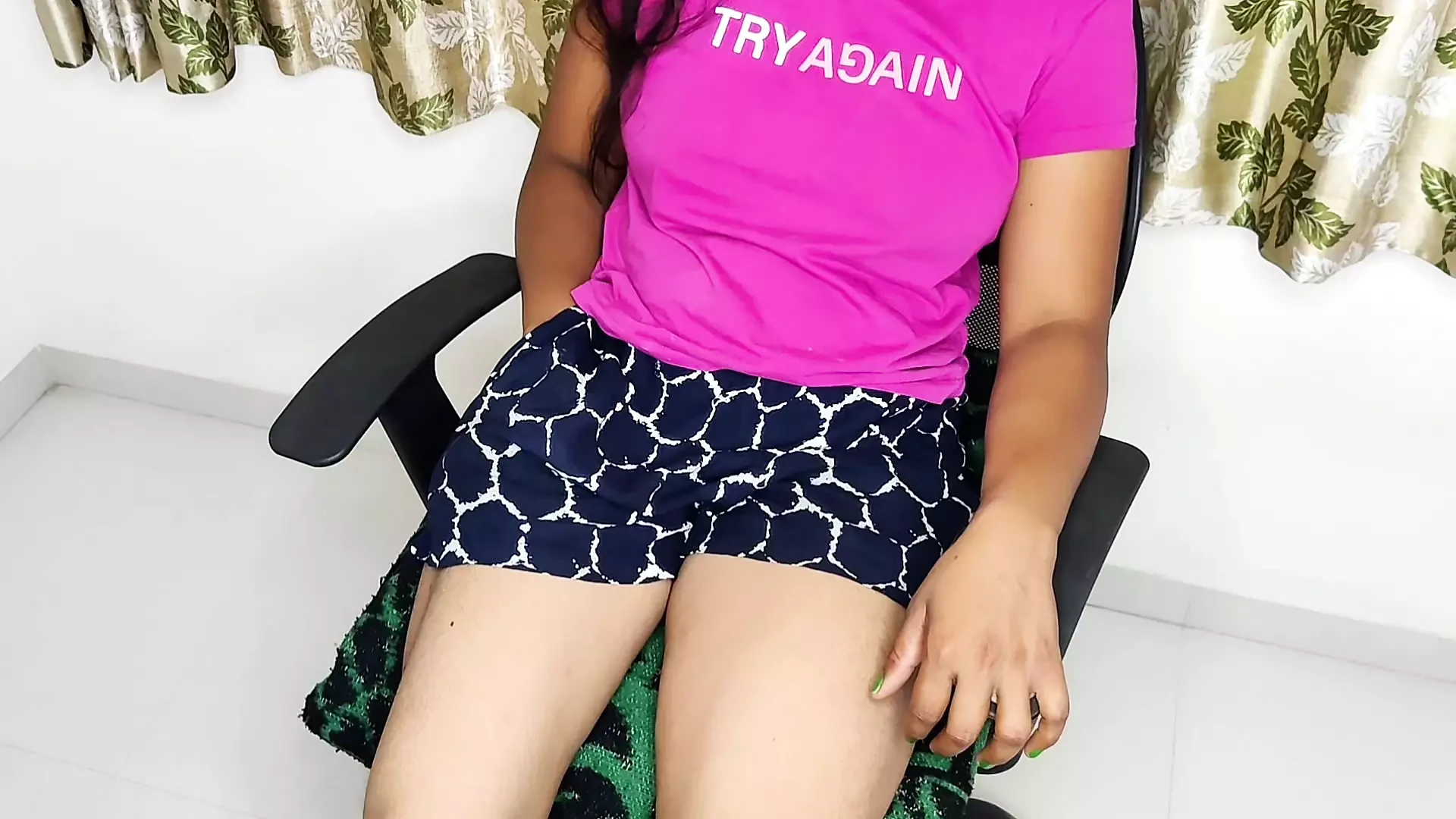 Komal i en rosa t-shirt