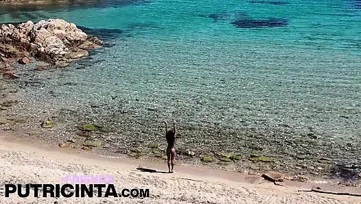 Putri cinta lagi sendirian di pantai dengan itilnya - close up