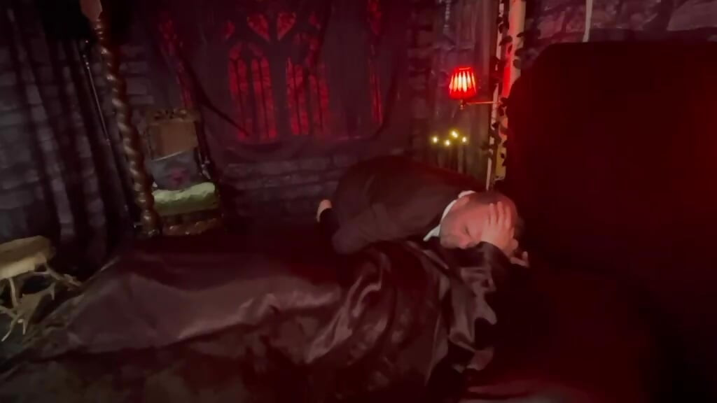 Del 1: - Drottning Vampyr förvandlar Prästen till en kuk sugande hora!