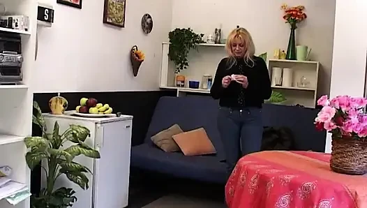 Blonde MILF weit von gurke und pulsierendem schwanz gedehnt