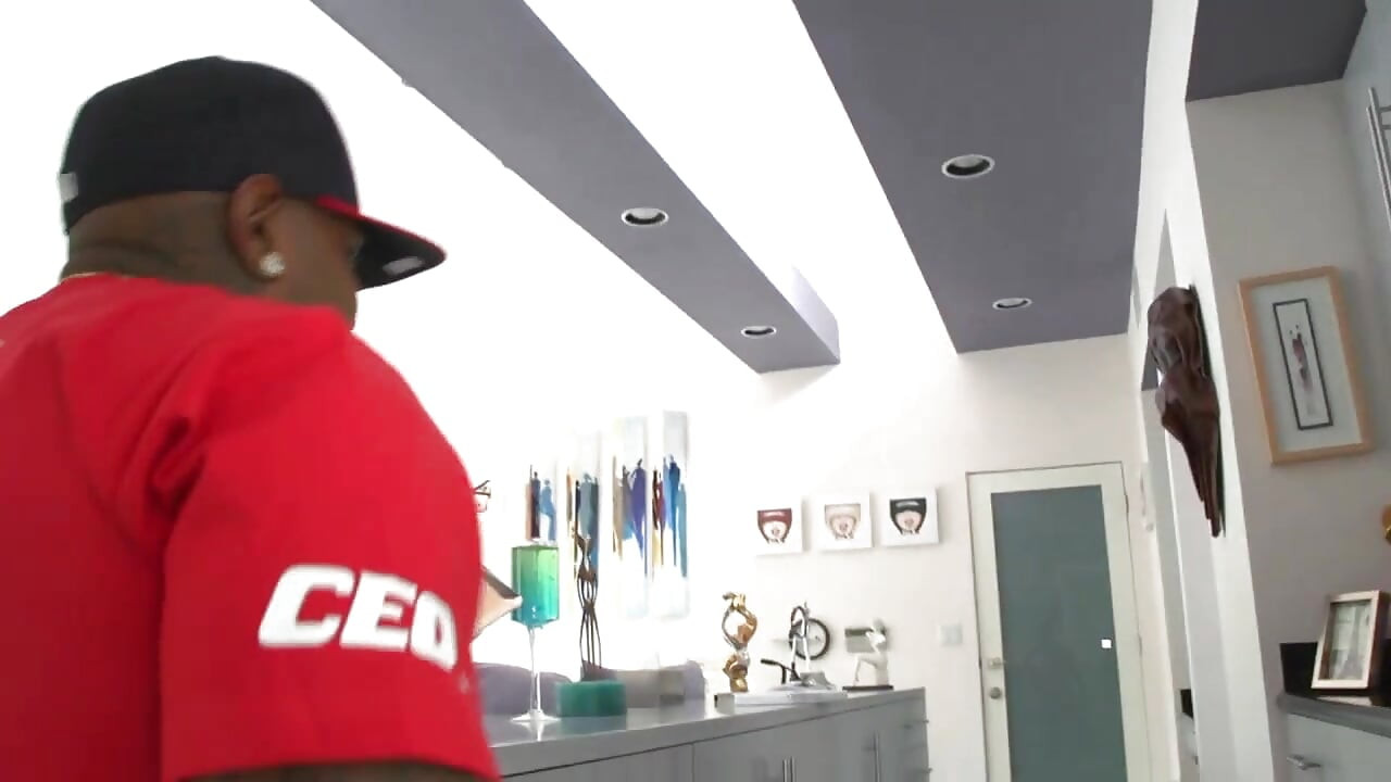 Huge ass ebony fucked after workout