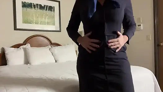 Fa Fiona развлекается в своем гостиничном номере с подушкой