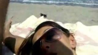 Schöner Blowjob am Strand