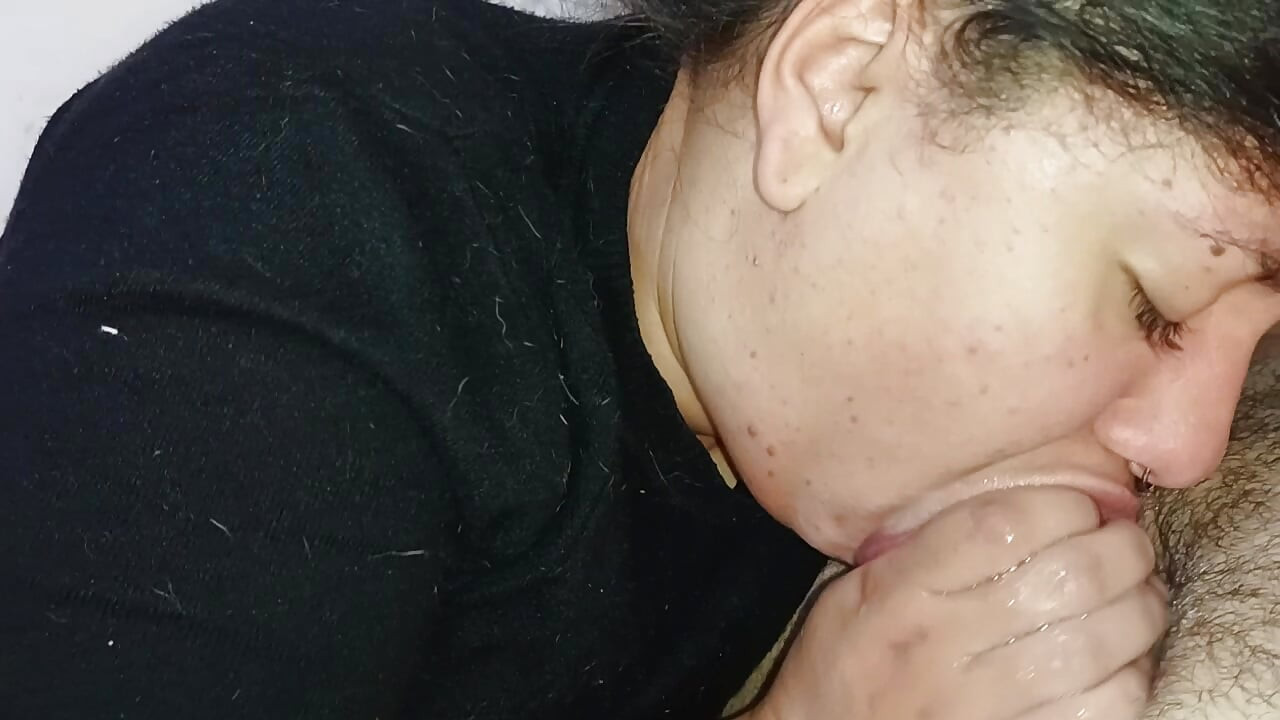 긴 혀가 뿔의 줄기, 뿔의 고환까지 핥는다