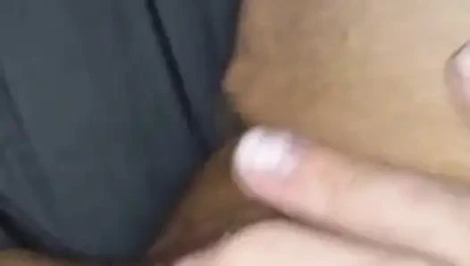 Aku fingering memekku sendiri. Memekku enak dan basah.