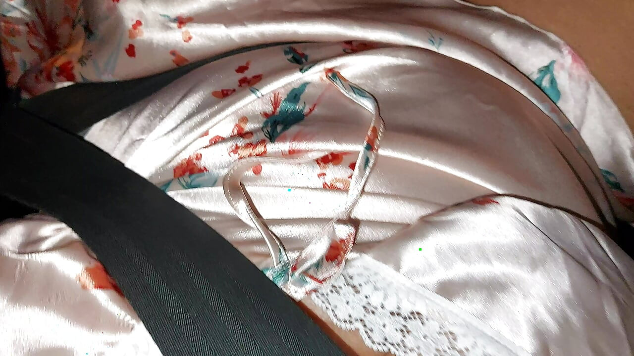 Η μητριά πηγαίνει για μια βόλτα το βράδυ με το θετό γιο της
