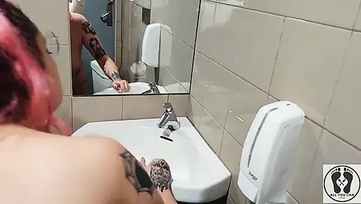 Ngentot di toilet umum sambil berdiri doggy sampai dicrot di muka