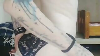 Sissy Aniya - trans cattiva si infila un dildo nel culo