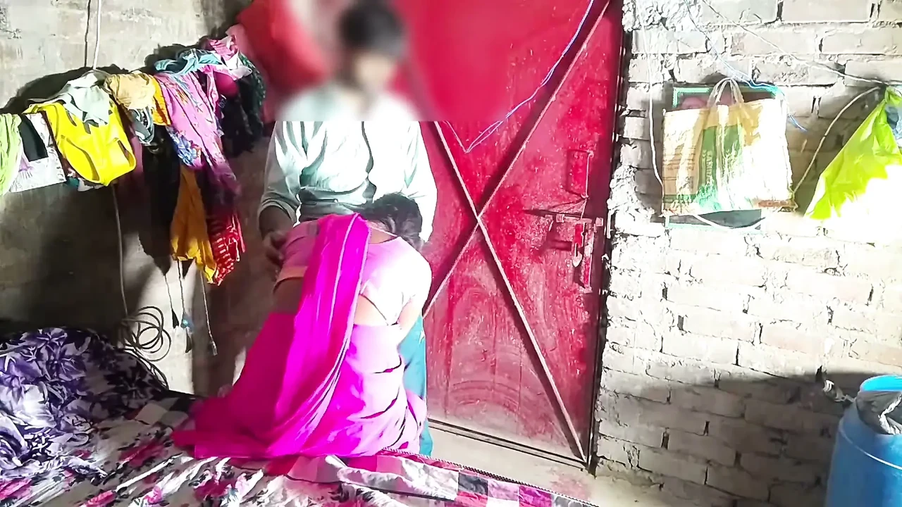 Secret sex in broad daylight, brother-in-law entered the sister-in-law's room and persuaded the sister-in-law to her, then sucked the nipples, choosing the sister-in-law, the sister-in-law landed the muscle and stood up to the doctor.