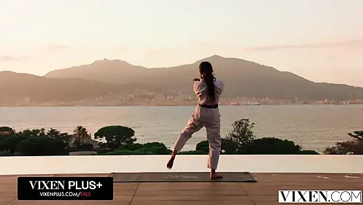 VIXEN perfekt natürliches, atemberaubendes schätzchen emiri momota hat intensive multiple orgasmen