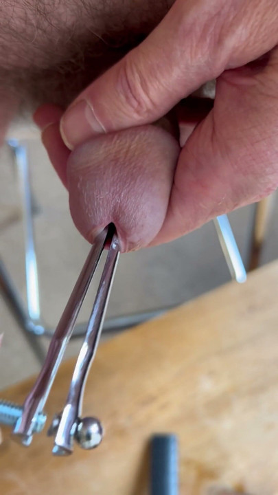 Peephole stretching | Clip 1