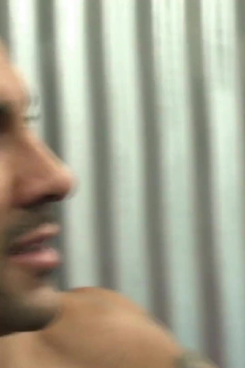 Zenci hatun ringde adamın yarağını tatmin ediyor