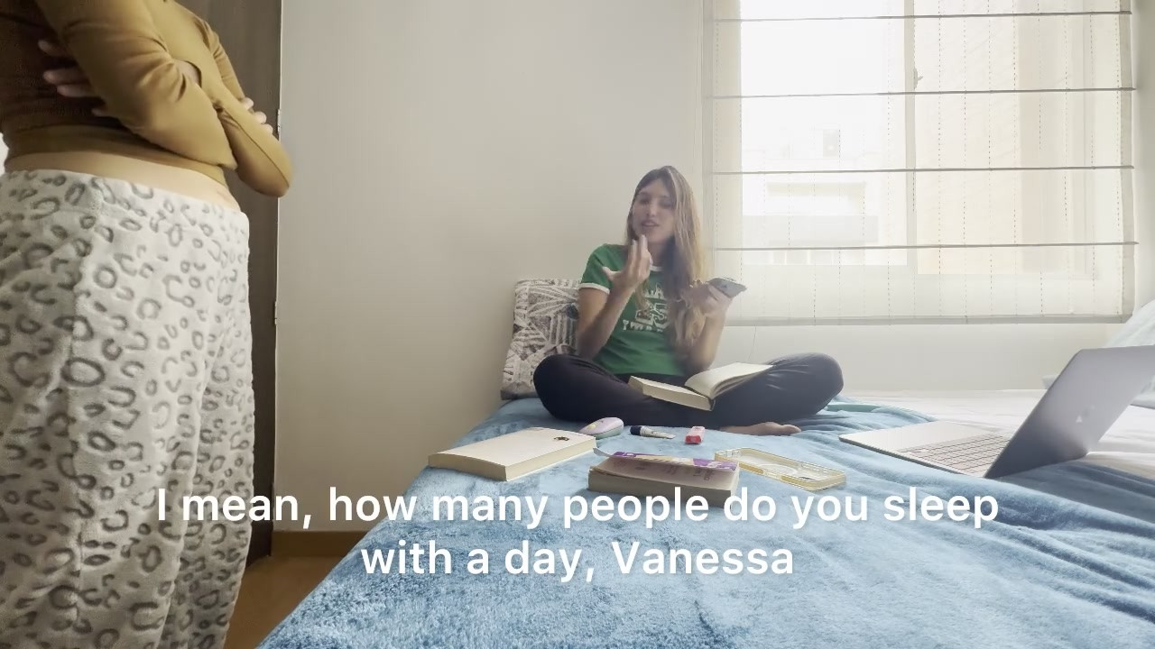 两个女大学生在房间里狠操