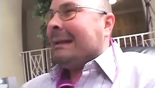 Yaramaz fahişe güzel yüzünü göt deliğine siktiriyor