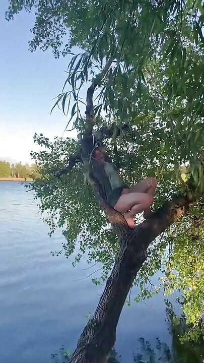 Humilhação ao ar livre no banheiro