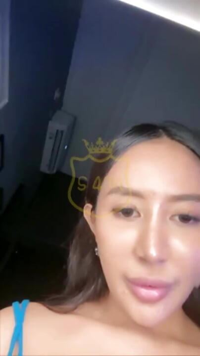 Broma más sexy, desnuda en extraño mostrando su coño mojado