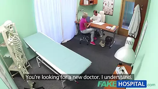 Szczupła laska Fakehospital chce seksu z lekarzem