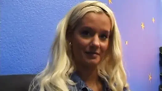 Blondine fingert ihr liebesloch