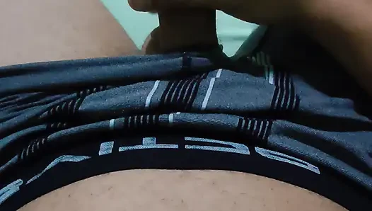 Çok azgın iç çamaşırıyla büyük kalın kıllı yarağı sıvazlıyor