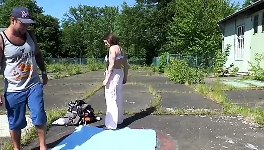 Dicke möpse ficken im garten mit großem schwanz