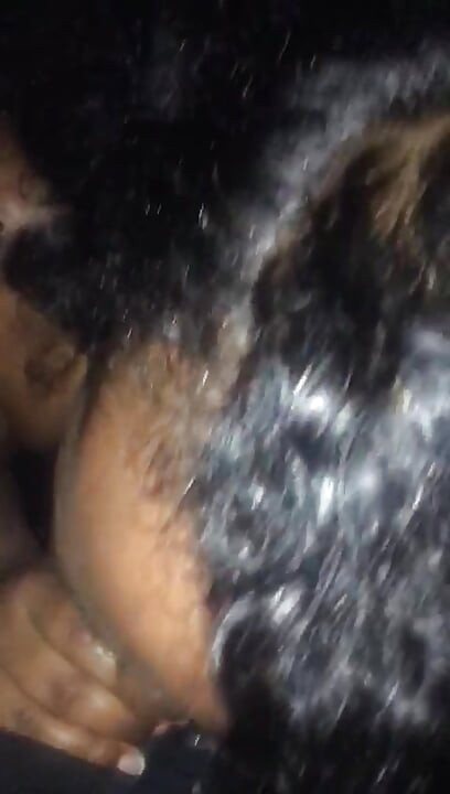 Manželka kouří velké černé péro