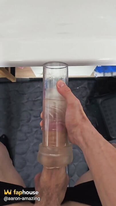 ¡Vista completa acariciando mi verga dura en un masturbador Fleshlight transparente!
