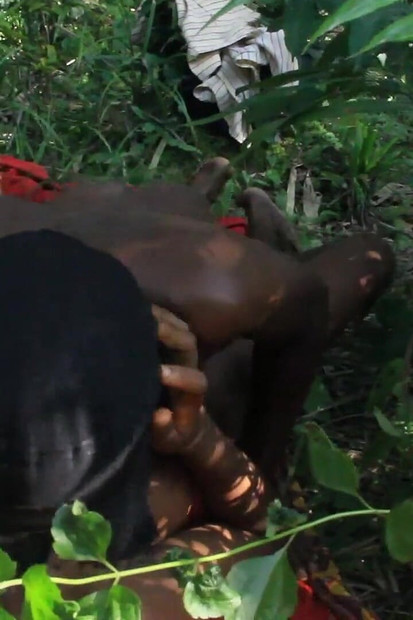 Des amants africains se font baiser