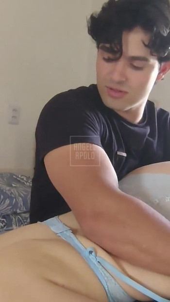 Detik yang menyeronokkan dari "pasangan sebenar berkongkek panas di atas katil"