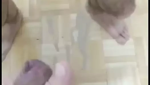 Aynanın önünde mastürbasyon yapıyor