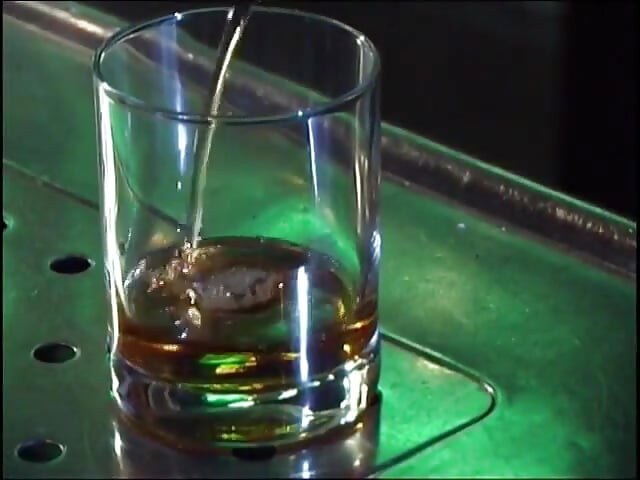 Duas lésbicas loiras lambem as xoxotas uma da outra em um bar