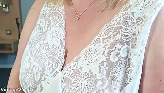 Kalın külotlu çoraplı şımarık iri güzel evli kadın gür amcığını gösteriyor