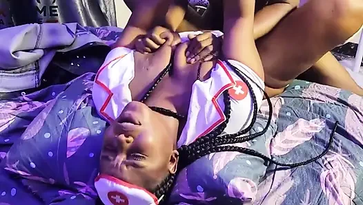 Azgın hemşire büyük yaraklı hastayı sikiyor - xxhomealone