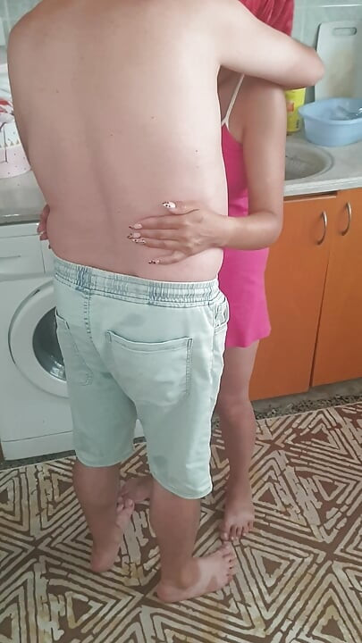 Έβαλα την υπηρέτριά μου, που φοράει μαντίλα, να μου κάνει στοματικό σεξ στην κουζίνα.