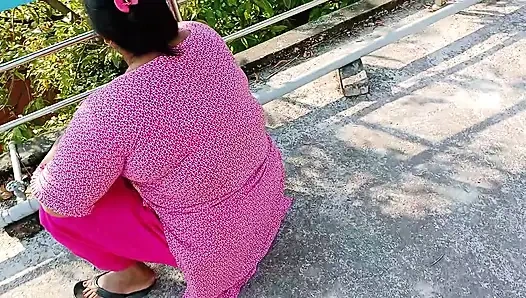 Bhabi seksi yang cantik, seks yang sangat sangat panas, pembicaraan kotor desi