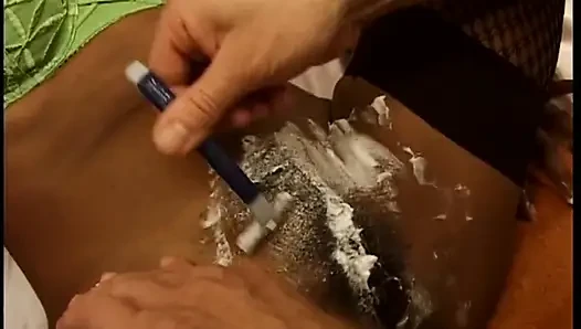 Tombul orta yaşlı seksi kadın parmaklanıyor ve dölleniyor