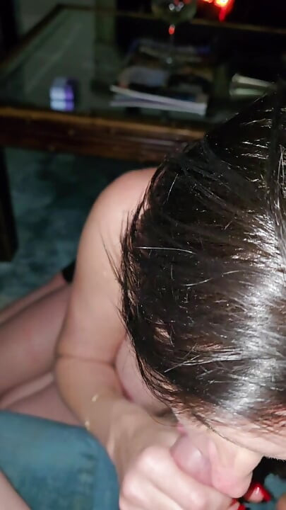 來自性經驗豐富的熟女的熱情手淫和口交