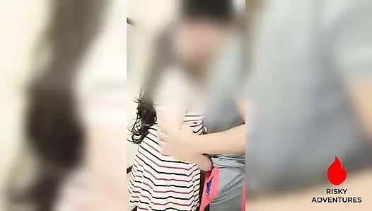 Pinay ateşli evli kadın kocasının odasının dışında aile şoförünü sikiyor - aldatan kız