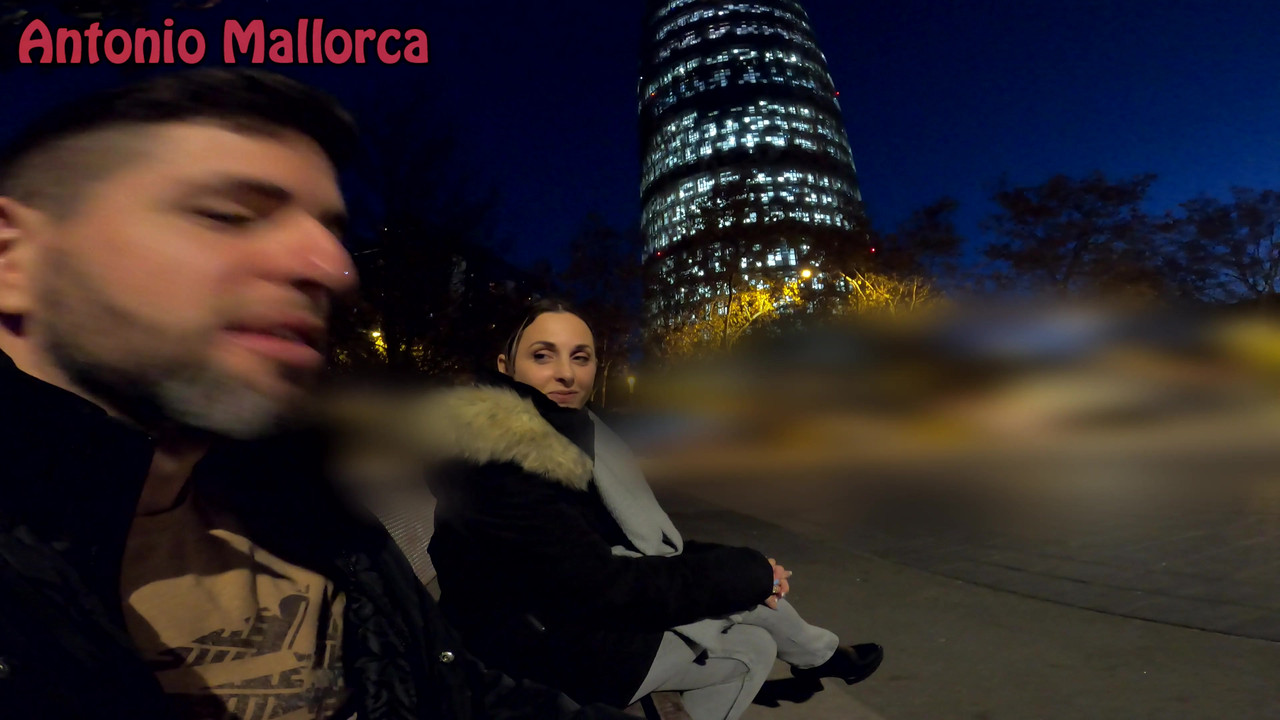 在我丢了airbnb后，热辣的大屁股西班牙人邀请我去她的酒店房间