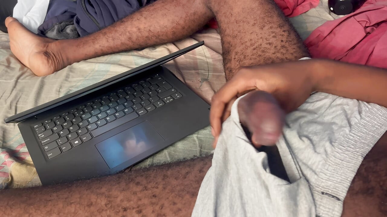 Aku lagi asik nonton video pacarku yang super hot lagi asik muasin memekku